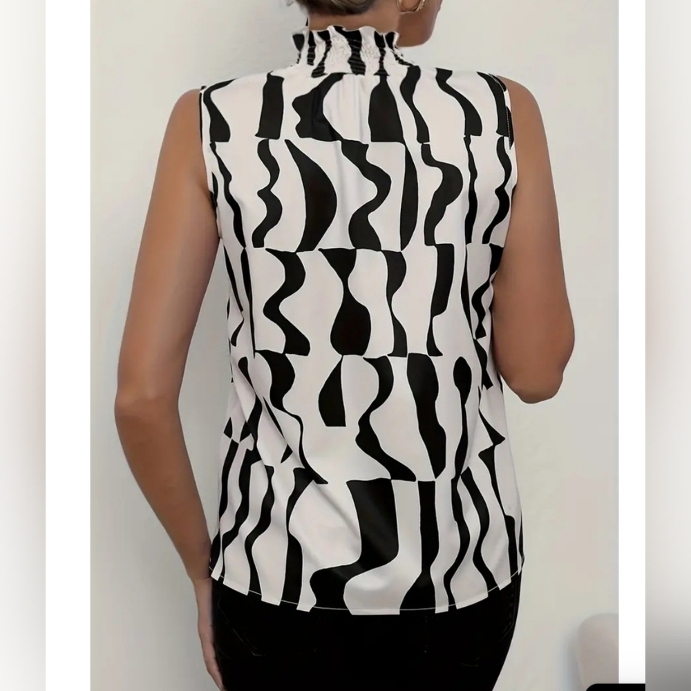 Chic Summer Elegance: Shirred High-Neck Striped Tank Top - Picture 4 of 7